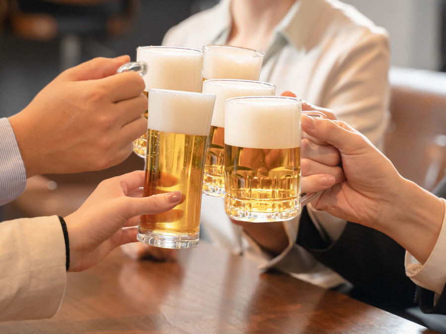 ビールで乾杯する人