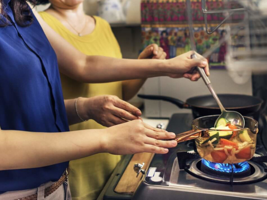 料理をする2人の女性