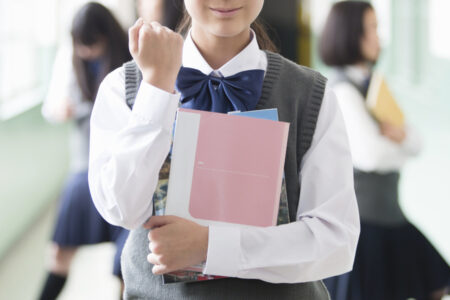 ガッツポーズをする学生