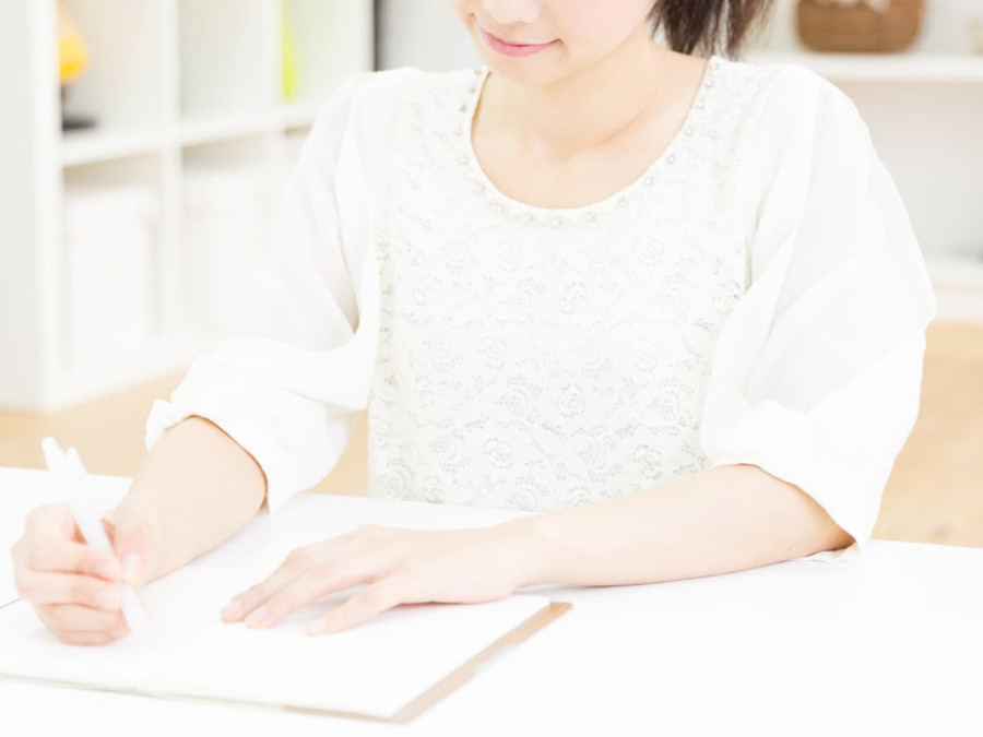女性とノートとペン