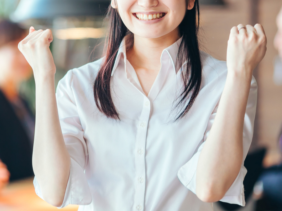 ガッツポーズをする女性